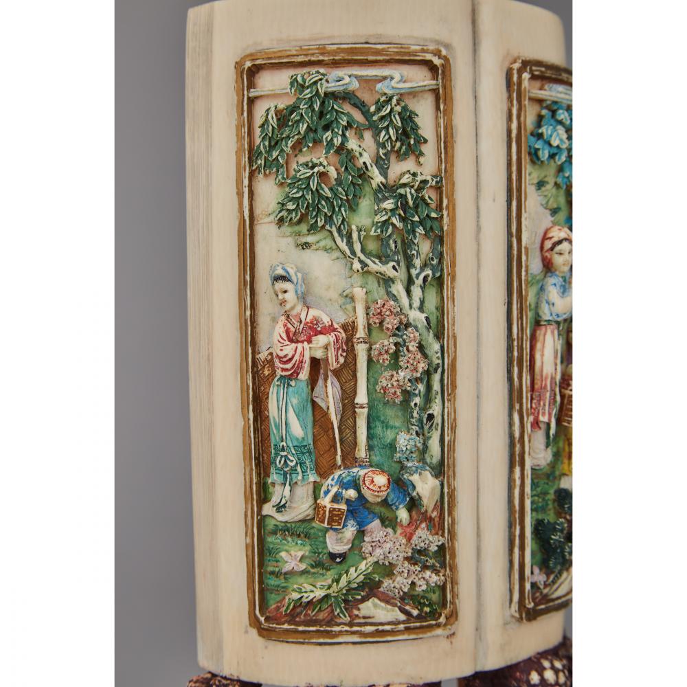 A Rare Polychrome Ivory ‘Gardens’ Panel, Circa 1900, 約1900年 罕見花園人物加彩牙雕插屏帶座, height 8.1 in — 20.5 cm - Image 5 of 6