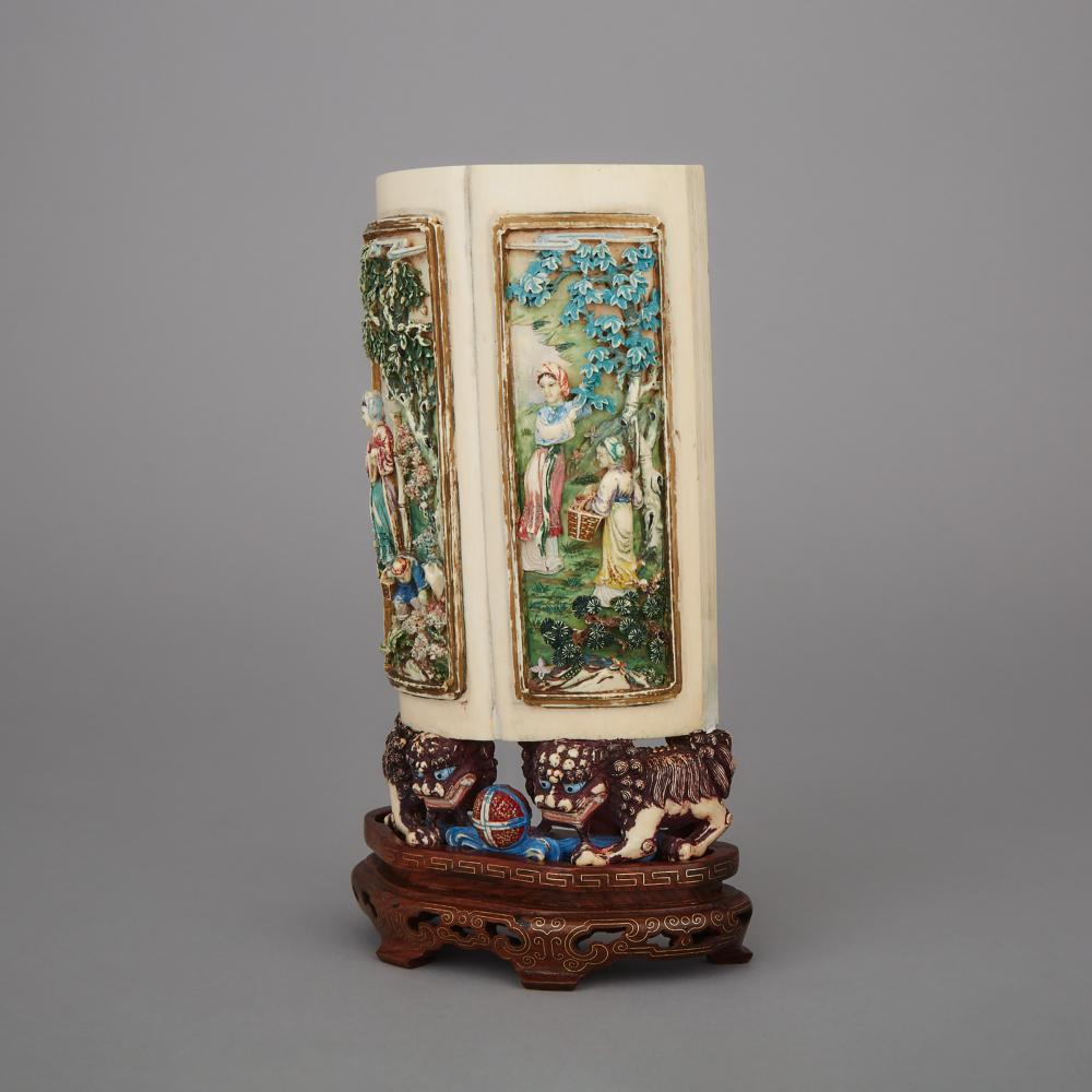 A Rare Polychrome Ivory ‘Gardens’ Panel, Circa 1900, 約1900年 罕見花園人物加彩牙雕插屏帶座, height 8.1 in — 20.5 cm - Image 4 of 6