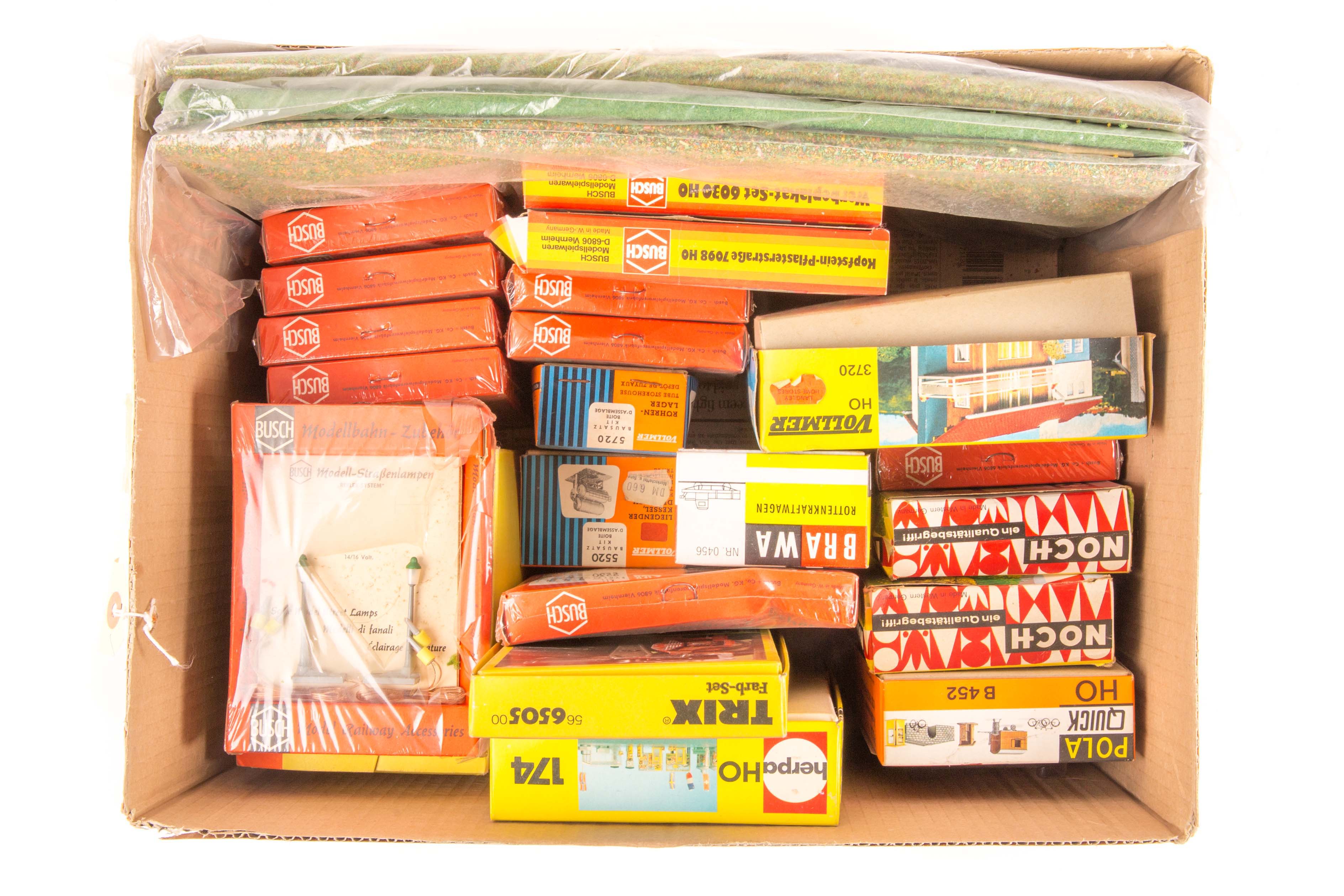 A good quantity of HO gauge railway lineside and scenic accessories. Continental outline accessories