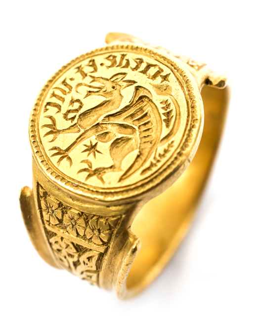 An impressive massive 15th century gold ring for wear on a gloved hand, from the period of Henry - Image 2 of 2