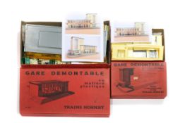 A scarce French Trains Hornby HO gauge plastic station, Gare Demontable, No.22 and No.22A. Described