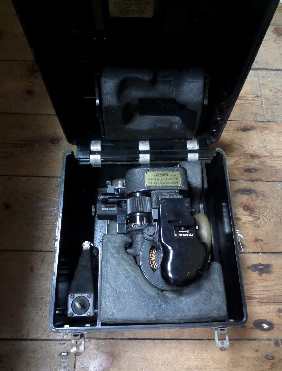 A WWII US Army Air Forces aircraft sextant type No AN-585143, in its fitted bakelite case. GC