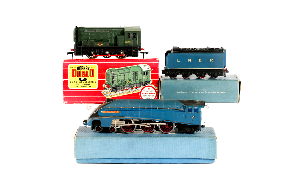 2 Hornby Dublo locomotives. A 3-rail LNER class A4 4-6-2 tender locomotive 'Sir Nigel Gresley'