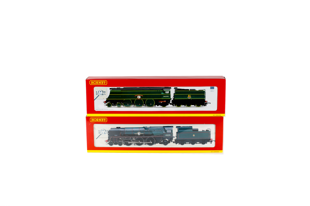 2 Hornby Railways steam locomotives. A BR Merchant Navy class 4-6-2 tender locomotive 'Brocklebank