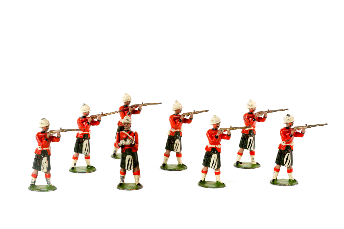 A set of Britains Black Watch from Set No.122 c. 1901 to 1908 with early style oval bases, 8 figures