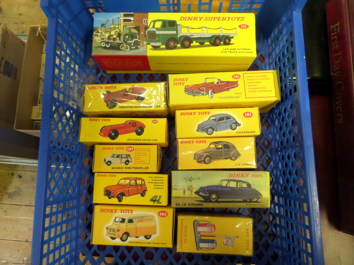 11 Atlas Dinky Toys. Leyland Octopus Flat Truck with chains (935). Ford Thunderbird (555),
