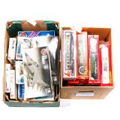 A quantity of OO gauge model railway and Airfix kits, etc. Including 5x locomotives; 3x Hornby; an