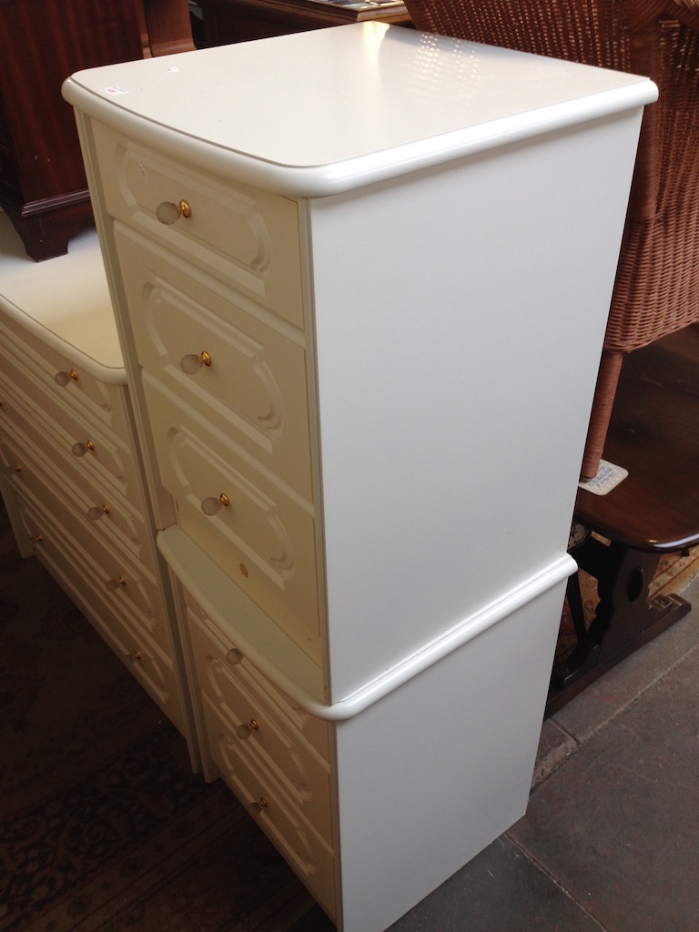 A PAIR OF MODERN WHITE BEDSIDE CABINETS H71CM W51CM D52CM EACH