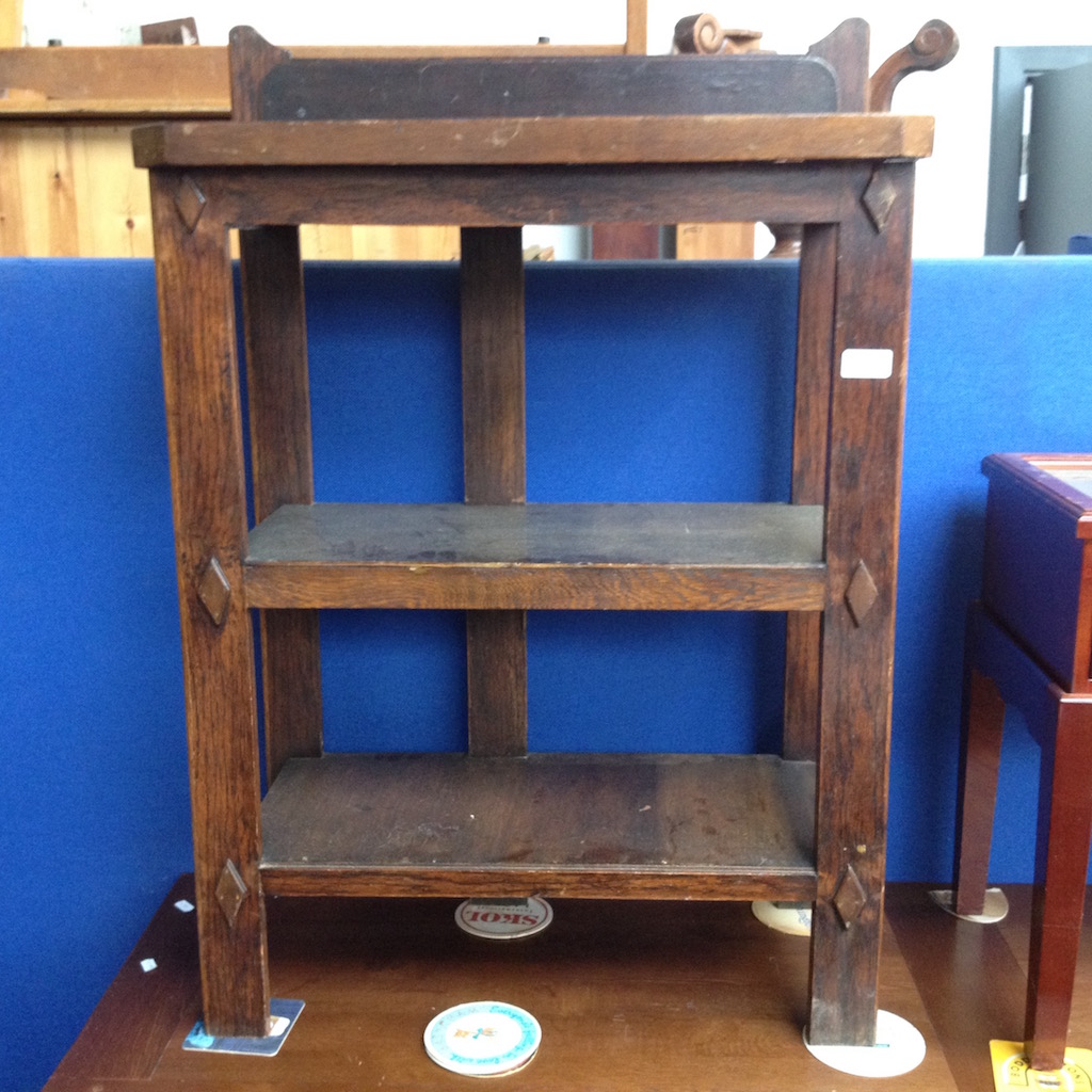 A SMALL OAK OPEN BOOKCASE H91CM W64CM D31CM