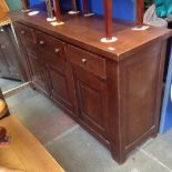 A MODERN OAK SIDEBOARD H96CM W168CM D49CM