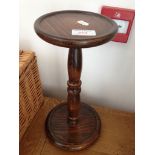 A SMALL OAK PILLAR STAND H33CM