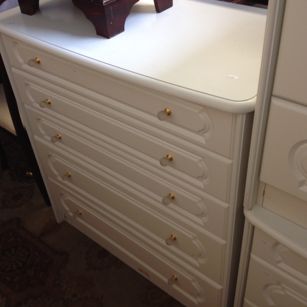 A MODERN WHITE CHEST OF DRAWERS H100CM W95CM D52CM