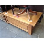 A MODERN OAK COFFEE TABLE WITH INNER STORAGE H51CM W130CM D72CM