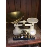 KITCHEN SCALES & BRASS WEIGHTS