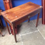 A GEORGIAN MAHOGANY FOLD OVER TEA TABLE WITH SINGLE DRAWER W92CM MIN D46CM H74CM