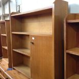 A LIGHT OAK OPEN BOOKCASE L97CM