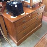 A LATE VICTORIAN WALNUT CHEST OF DRAWERS W105CM D 44CM H77CM