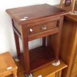 A MODERN MAHOGANY OCCASIONAL TABLE WITH SINGLE DRAWER HAVING HALF CLAM HANDLE AND LOWER TIER H61CM