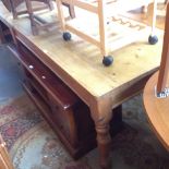 A PINE KITCHEN TABLE WITH TURNED LEGS L 168CM D83CM H76CM