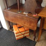 A 19TH CENTURY MAHOGANY PEMBROKE TABLE WITH SINGLE DRAWER, TURNED LEGS AND BRASS CASTERS L92CM MIN