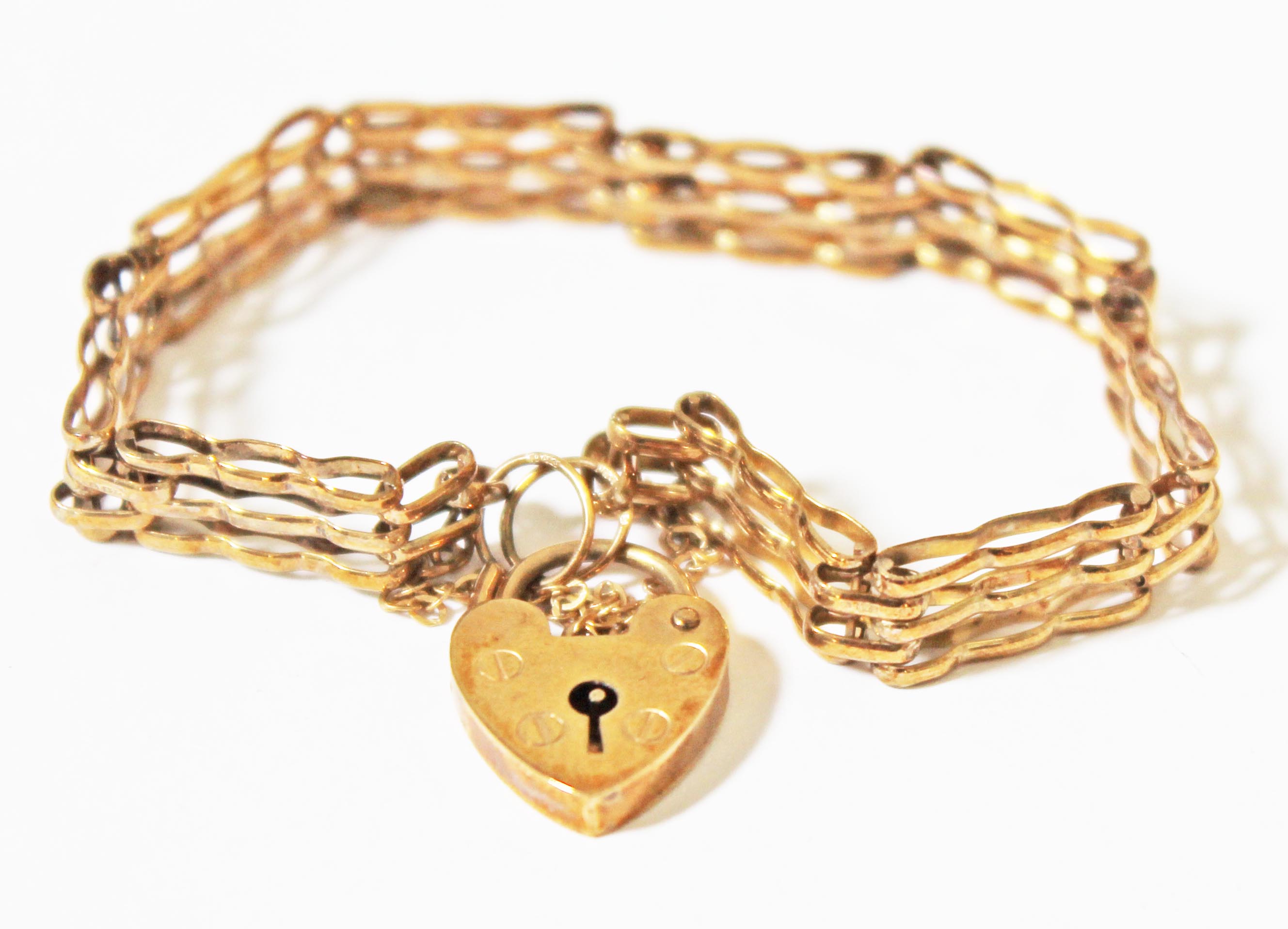 A hallmarked 9ct gold gate bracelet, wt. 7.7g.