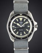 A GENTLEMAN'S STAINLESS STEEL BRITISH MILITARY ISSUED CWC QUARTZ ROYAL NAVY DIVERS WRIST WATCH DATED