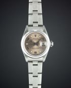 A LADIES STAINLESS STEEL ROLEX OYSTER PERPETUAL DATE BRACELET WATCH CIRCA 2004, REF. 79160 WITH