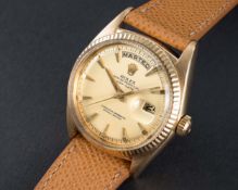 A FINE GENTLEMAN'S 18K SOLID GOLD ROLEX OYSTER PERPETUAL DAY DATE WRIST WATCH CIRCA 1962, REF.