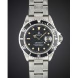 A GENTLEMAN'S STAINLESS STEEL ROLEX OYSTER PERPETUAL DATE SUBMARINER BRACELET WATCH DATED 1989, REF.