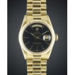 A GENTLEMAN'S 18K SOLID GOLD ROLEX OYSTER PERPETUAL DAY DATE BRACELET WATCH CIRCA 1987, REF. 18038