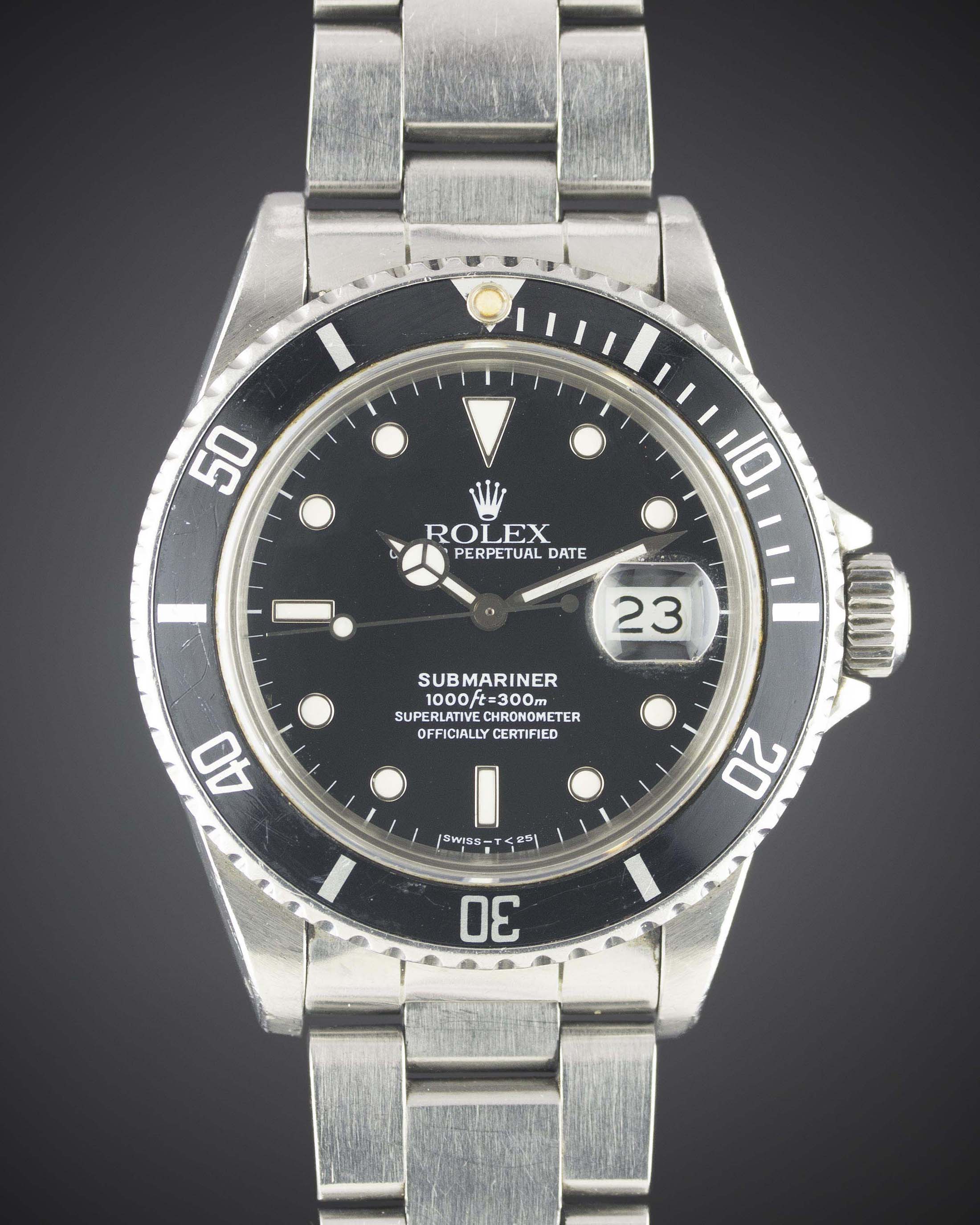 A GENTLEMAN'S STAINLESS STEEL ROLEX OYSTER PERPETUAL DATE SUBMARINER BRACELET WATCH CIRCA 1982, REF.