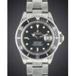 A GENTLEMAN'S STAINLESS STEEL ROLEX OYSTER PERPETUAL DATE SUBMARINER BRACELET WATCH CIRCA 1982, REF.