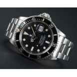 A GENTLEMAN'S STAINLESS STEEL ROLEX OYSTER PERPETUAL DATE SUBMARINER BRACELET WATCH CIRCA 1982,