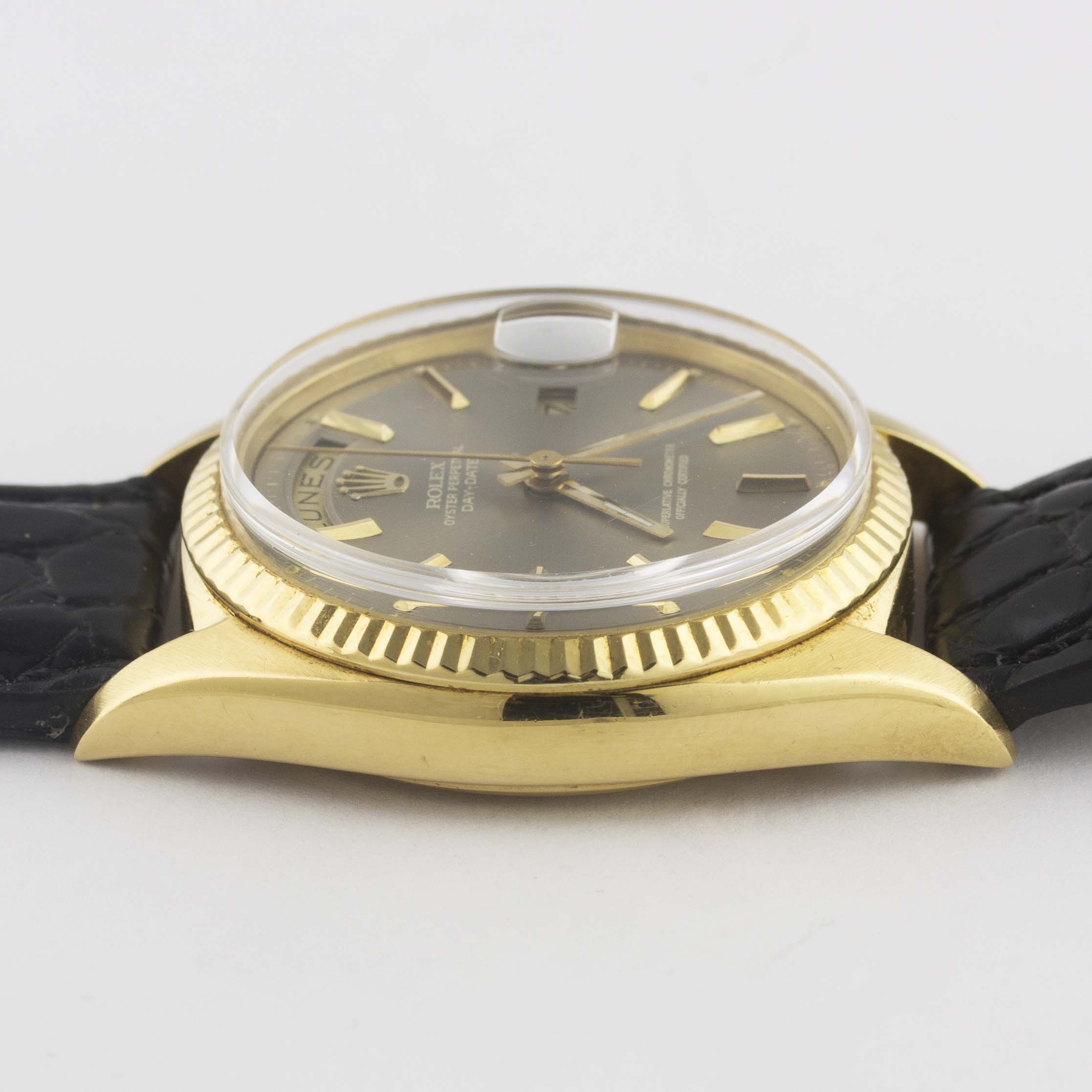 A RARE GENTLEMAN'S 18K SOLID GOLD ROLEX OYSTER PERPETUAL DAY DATE WRIST WATCH CIRCA 1972, REF. - Image 11 of 11