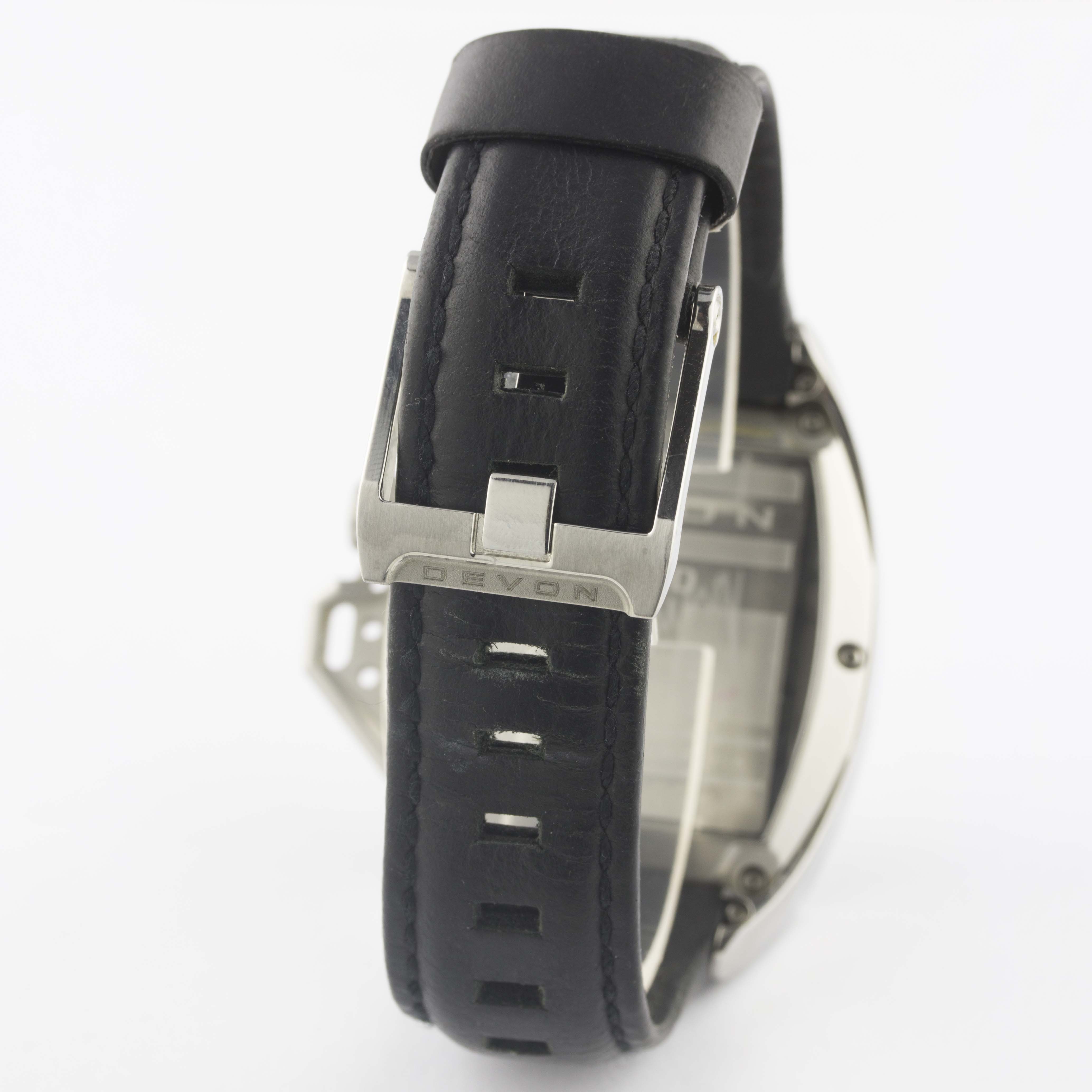 A GENTLEMAN'S STAINLESS STEEL DEVON TREAD 2 TIME BELT SHINING WRIST WATCH DATED 2014, WITH - Image 5 of 8