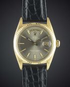 A RARE GENTLEMAN'S 18K SOLID GOLD ROLEX OYSTER PERPETUAL DAY DATE WRIST WATCH CIRCA 1972, REF.