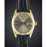 A RARE GENTLEMAN'S 18K SOLID GOLD ROLEX OYSTER PERPETUAL DAY DATE WRIST WATCH CIRCA 1972, REF.