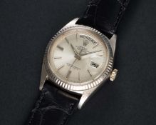 A FINE & RARE GENTLEMAN'S 18K SOLID WHITE GOLD ROLEX OYSTER PERPETUAL DAY DATE WRIST WATCH CIRCA