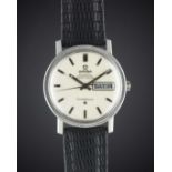 A GENTLEMAN'S STAINLESS STEEL OMEGA CONSTELLATION AUTOMATIC DAY DATE CHRONOMETER WRIST WATCH CIRCA