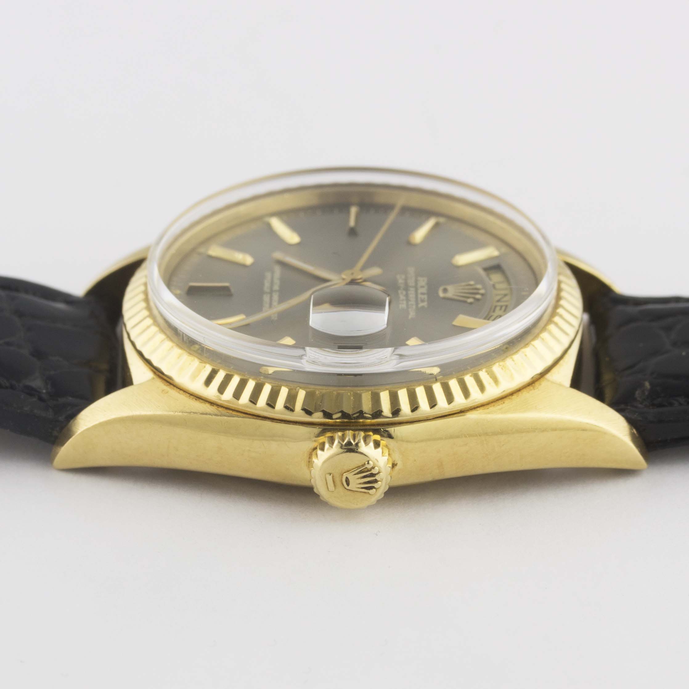 A RARE GENTLEMAN'S 18K SOLID GOLD ROLEX OYSTER PERPETUAL DAY DATE WRIST WATCH CIRCA 1972, REF. - Image 10 of 11