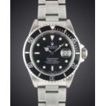 A GENTLEMAN'S STAINLESS STEEL ROLEX OYSTER PERPETUAL DATE SUBMARINER BRACELET WATCH DATED 1995, REF.