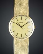 A GENTLEMAN'S 9CT SOLID GOLD OMEGA BRACELET WATCH DATED 1977, REF. 148216 WITH ORIGINAL GUARANTEE