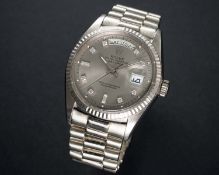 A VERY RARE GENTLEMAN'S 18K SOLID WHITE GOLD ROLEX OYSTER PERPETUAL DAY DATE WRIST WATCH CIRCA 1967,