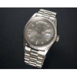 A VERY RARE GENTLEMAN'S 18K SOLID WHITE GOLD ROLEX OYSTER PERPETUAL DAY DATE WRIST WATCH CIRCA 1967,