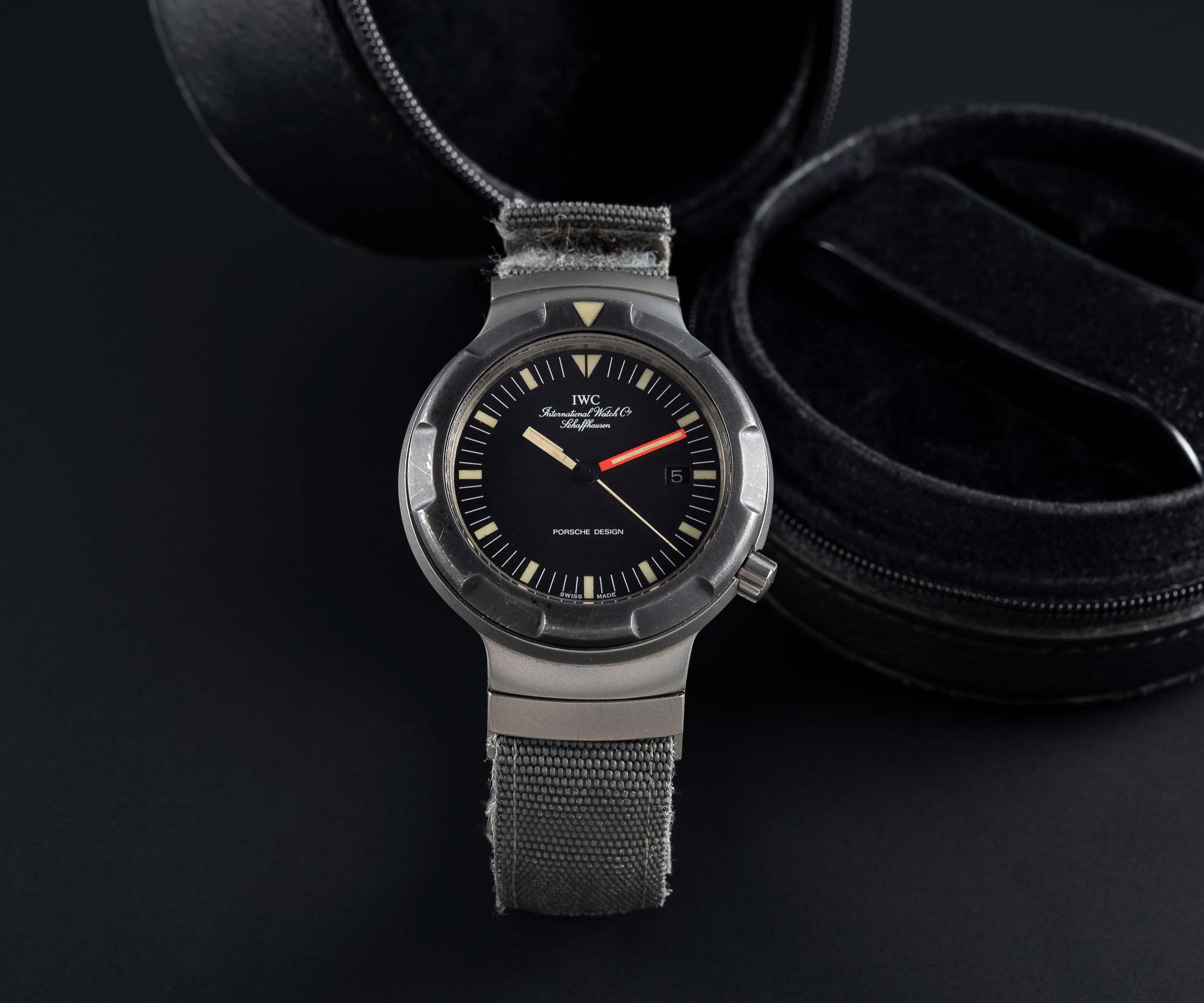 A RARE GENTLEMAN'S TITANIUM GERMAN MILITARY IWC PORSCHE DESIGN OCEAN 2000 BUND ATTACK DIVERS WRIST