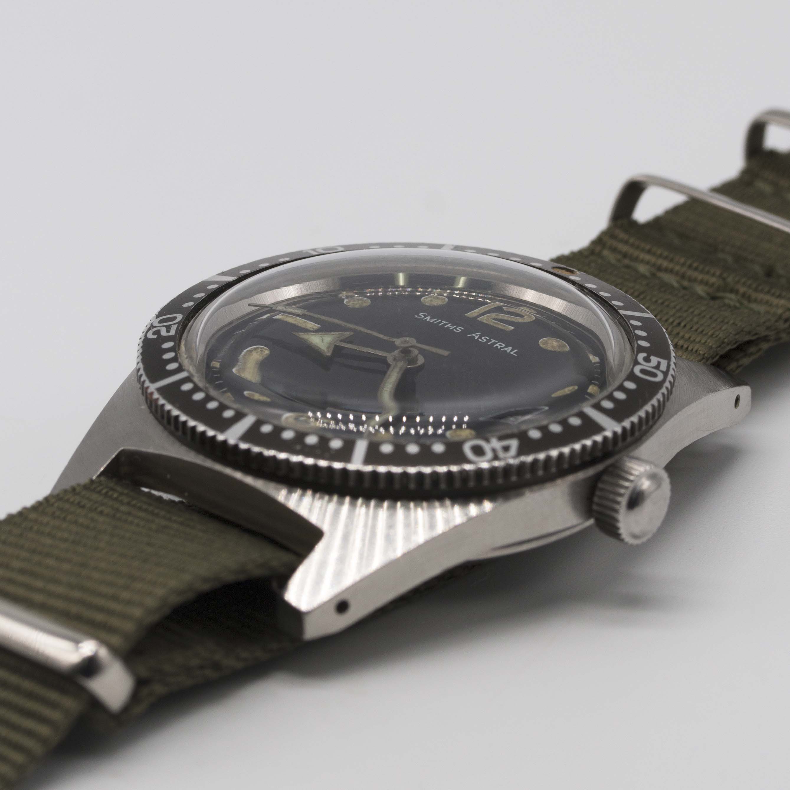 A GENTLEMAN'S STAINLESS STEEL SMITHS ASTRAL "SKIN DIVER" WRIST WATCH CIRCA 1969, REF. CM4501 WITH - Image 3 of 10