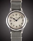 A GENTLEMAN'S STAINLESS STEEL BRITISH MILITARY OMEGA RAF PILOTS WRIST WATCH DATED 1956, WITH WHITE