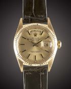 A GENTLEMAN'S 18K SOLID GOLD ROLEX OYSTER PERPETUAL DAY DATE WRIST WATCH CIRCA 1976, REF. 1803