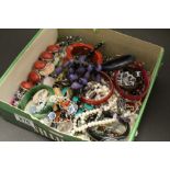 Box of Hardstone, Agate & Pearl jewellery etc