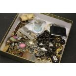 Quantity of costume jewellery